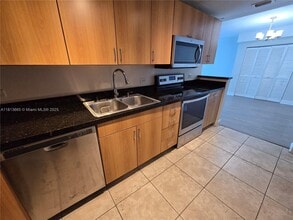 7501 E Treasure Dr, Unit 1A in North Bay Village, FL - Building Photo - Building Photo