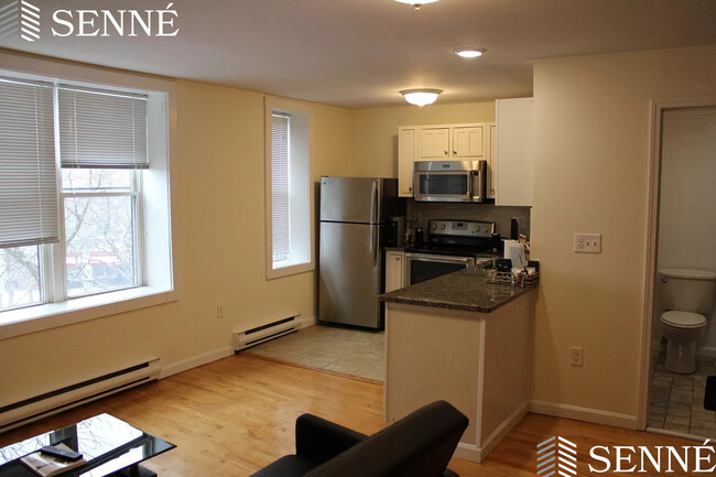 35 Davis Sq, Unit 10 in Somerville, MA - Building Photo - Building Photo