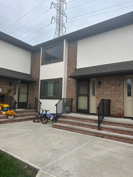 608 Robin Rd in Hillsborough Township, NJ - Building Photo