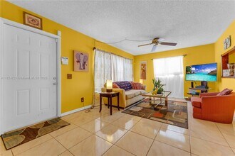 6500 SW 41st Ct in Davie, FL - Foto de edificio - Building Photo