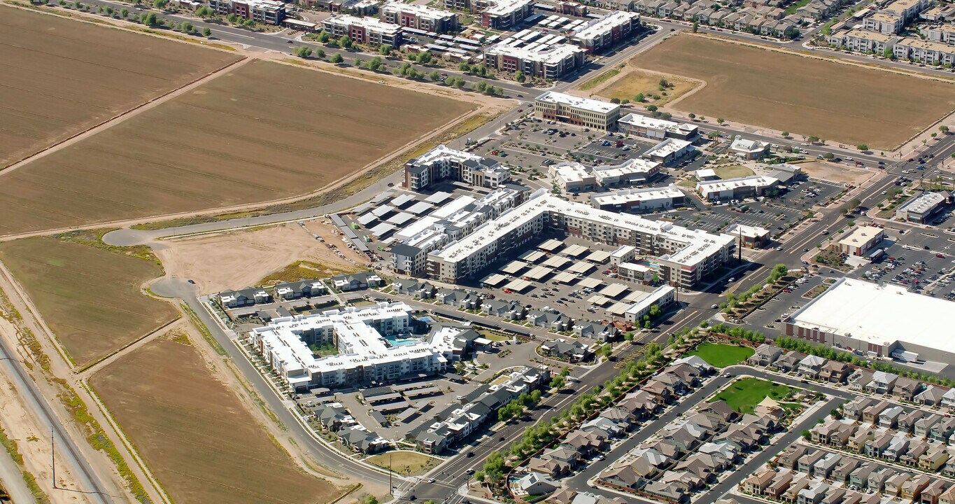 Quintana at Cooley Station in Gilbert, AZ - Building Photo