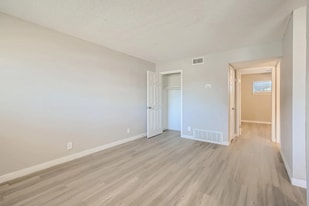 Mission Villas in San Antonio, TX - Building Photo