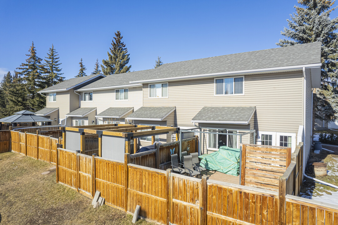 1111 Canterbury Dr SW in Calgary, AB - Building Photo