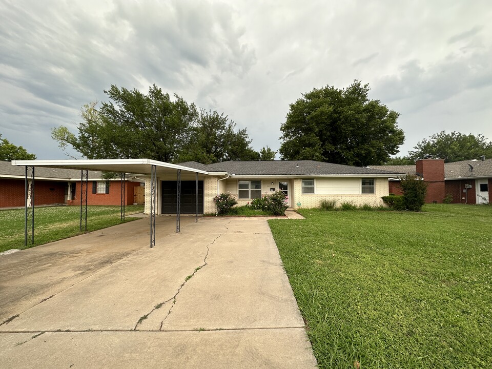 1123 Woods Ave in Norman, OK - Foto de edificio