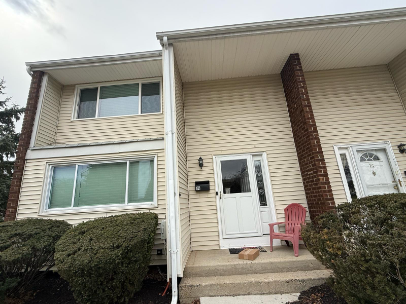 16 Quincy Cir in Dayton, NJ - Foto de edificio