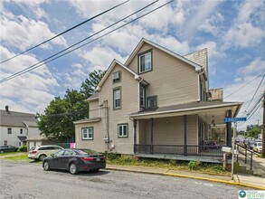 127 Mauch Chunk St in Nazareth, PA - Building Photo - Building Photo
