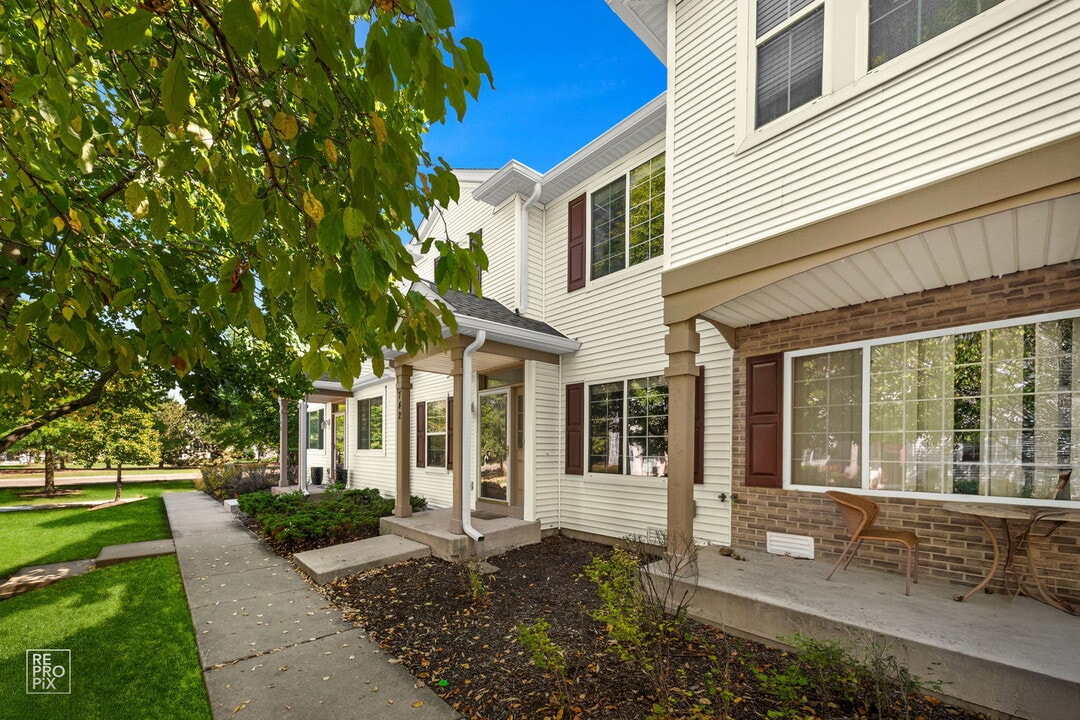 742 County Line Rd in Aurora, IL - Building Photo