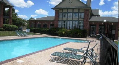 Burnett Place Apartments in Taylor, TX - Building Photo - Building Photo