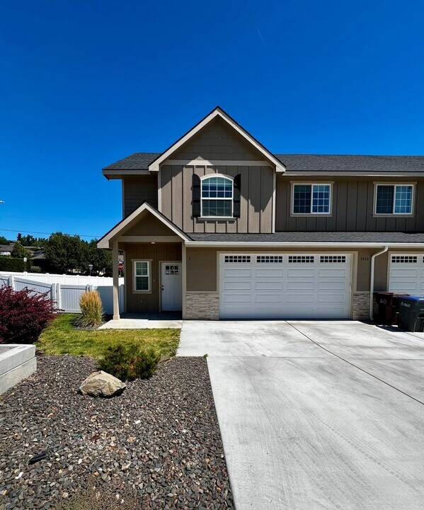 7433 Saddlebrook Lp in Yakima, WA - Foto de edificio