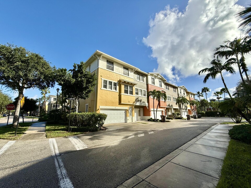 690 Amador Ln in West Palm Beach, FL - Building Photo