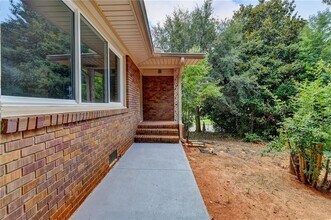 6085 Glenridge Dr in Atlanta, GA - Building Photo - Building Photo