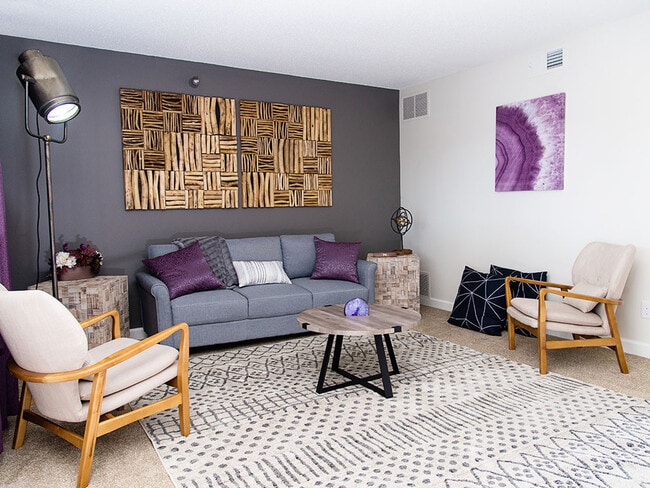 Fountains Apartments in West Des Moines, IA - Building Photo - Building Photo