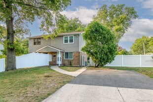 72 Tudor Ln in Bay Shore, NY - Building Photo