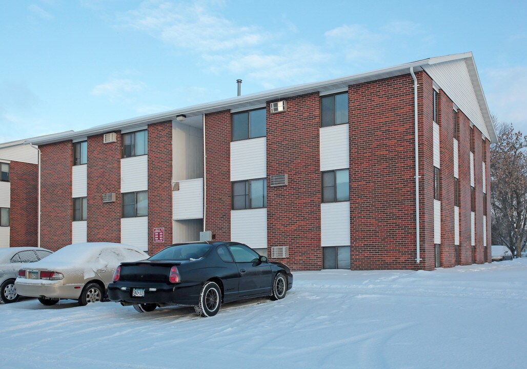 Fairview Apartments in Willmar, MN - Building Photo