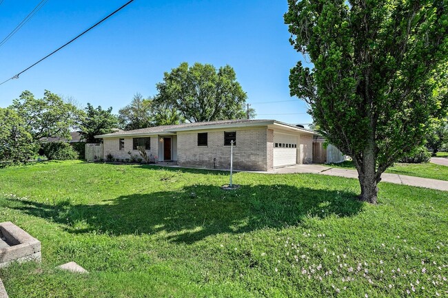 1033 25th Ave N in Texas City, TX - Building Photo - Building Photo
