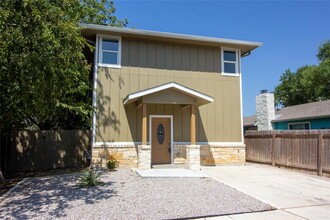 5702 Palo Blanco Ln-Unit -B in Austin, TX - Foto de edificio - Building Photo