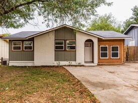 7105 Townsborough Dr in Austin, TX - Building Photo