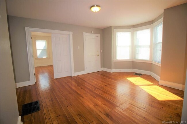 153 Quaker Ln S in West Hartford, CT - Building Photo - Building Photo