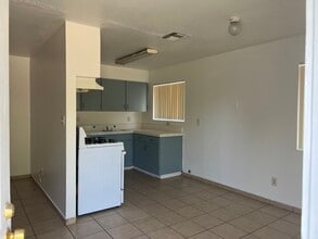 2205 Wilshire Alley in Bakersfield, CA - Building Photo - Building Photo