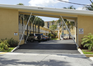 Snake Creek Landing Condos in North Miami Beach, FL - Building Photo - Building Photo