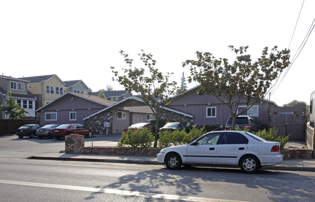 405 Calderon Ave in Mountain View, CA - Foto de edificio - Building Photo