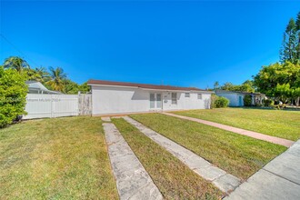 10821 SW 58th Terrace in Miami, FL - Building Photo - Building Photo