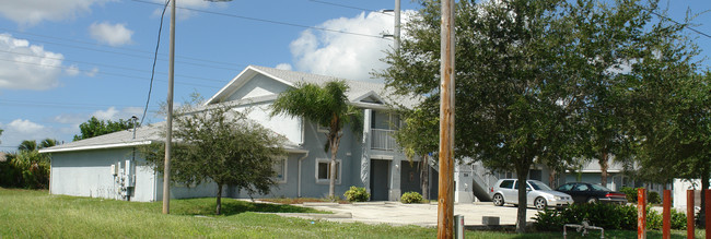 514-518 NE 24th Pl in Cape Coral, FL - Building Photo - Building Photo