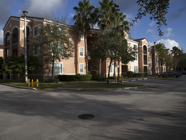 Gables Park in Miami, FL - Foto de edificio - Building Photo