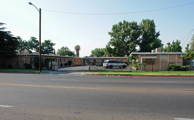 4242 E Olive Ave in Fresno, CA - Building Photo - Building Photo