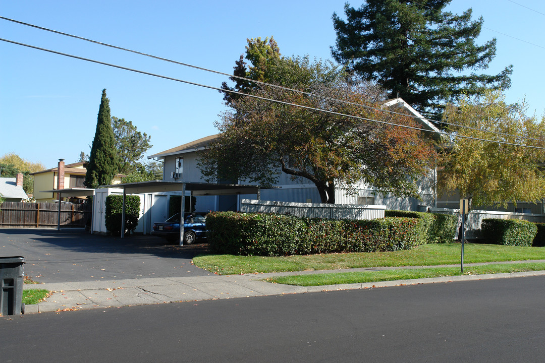 7520 Bridgit Dr in Rohnert Park, CA - Foto de edificio