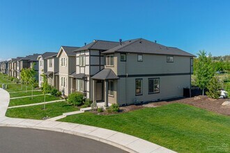 3127 SW 28th St in Redmond, OR - Foto de edificio - Building Photo