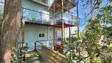 2400 SW Hoffman Ave in Portland, OR - Building Photo - Building Photo