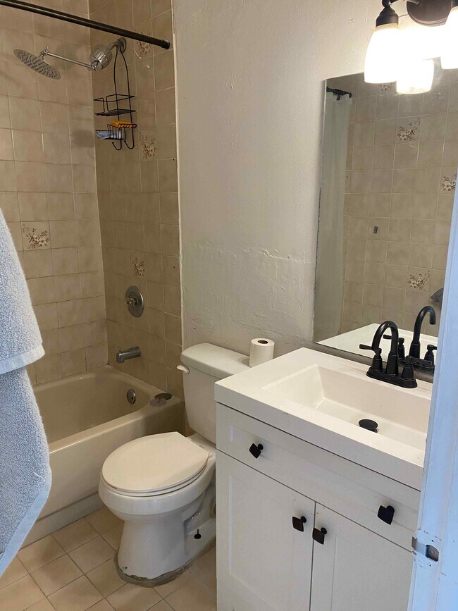 5215 W 25th Ct in Hialeah, FL - Building Photo - Building Photo