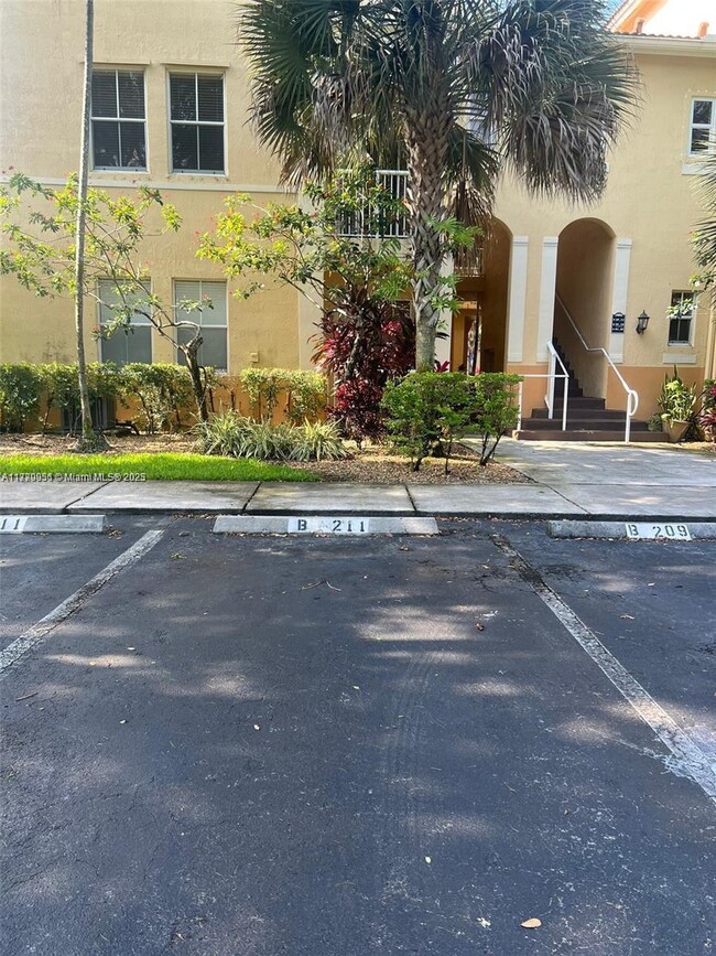 110 Jacaranda Country Club Dr in Plantation, FL - Building Photo - Building Photo