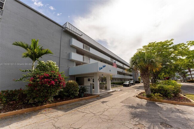 3551 NE 169th St in North Miami Beach, FL - Building Photo - Building Photo