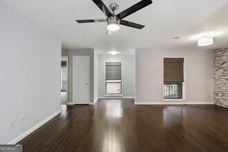 8740 Roswell Rd in Atlanta, GA - Foto de edificio - Building Photo