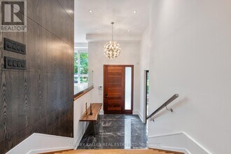 64 Centre Ave in Toronto, ON - Building Photo - Building Photo