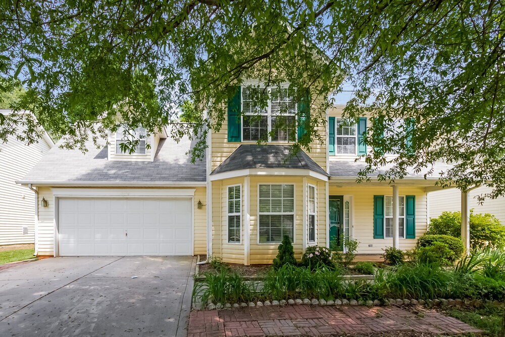 15476 Stone Hollow Dr in Huntersville, NC - Foto de edificio