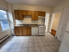 27 Forest St, Unit 4 in Cambridge, MA - Foto de edificio - Building Photo