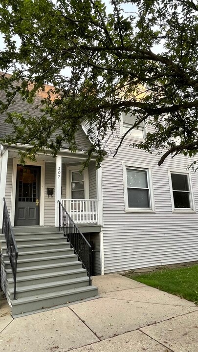 307 McKinley St in Janesville, WI - Building Photo