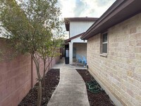 905 Preston Dr in Laredo, TX - Foto de edificio - Building Photo