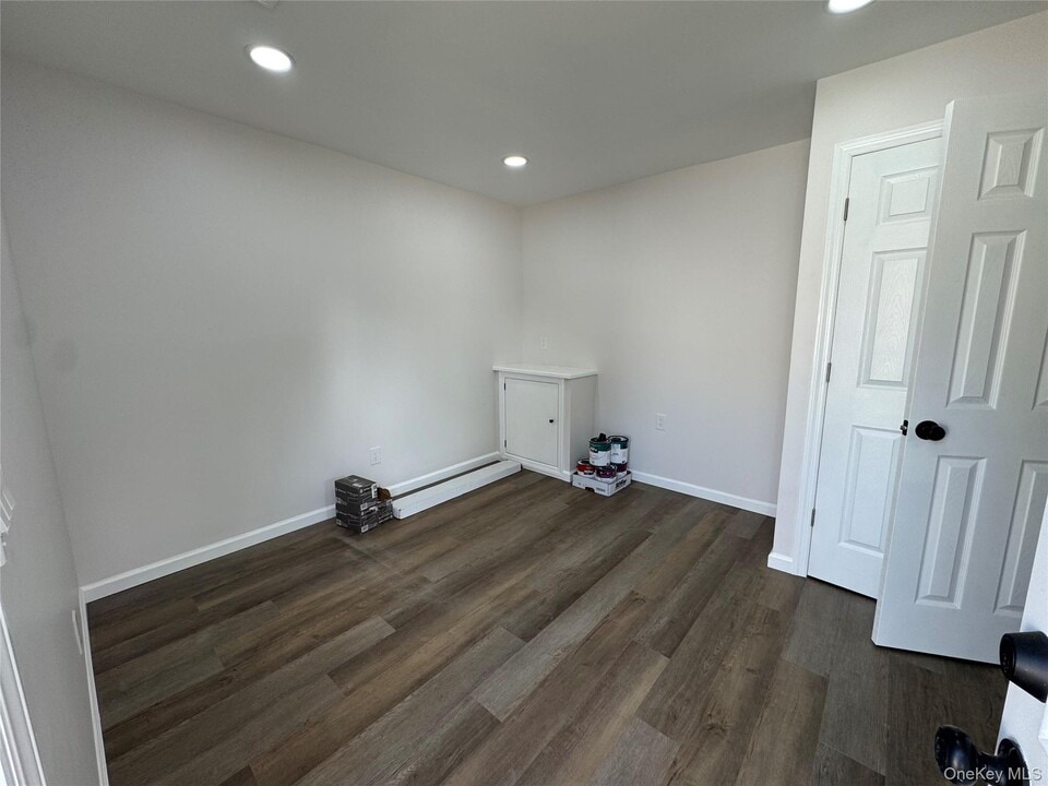20 Irving Pl in Islip Terrace, NY - Building Photo