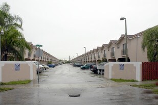 1400-1480 W 44th St in Hialeah, FL - Building Photo