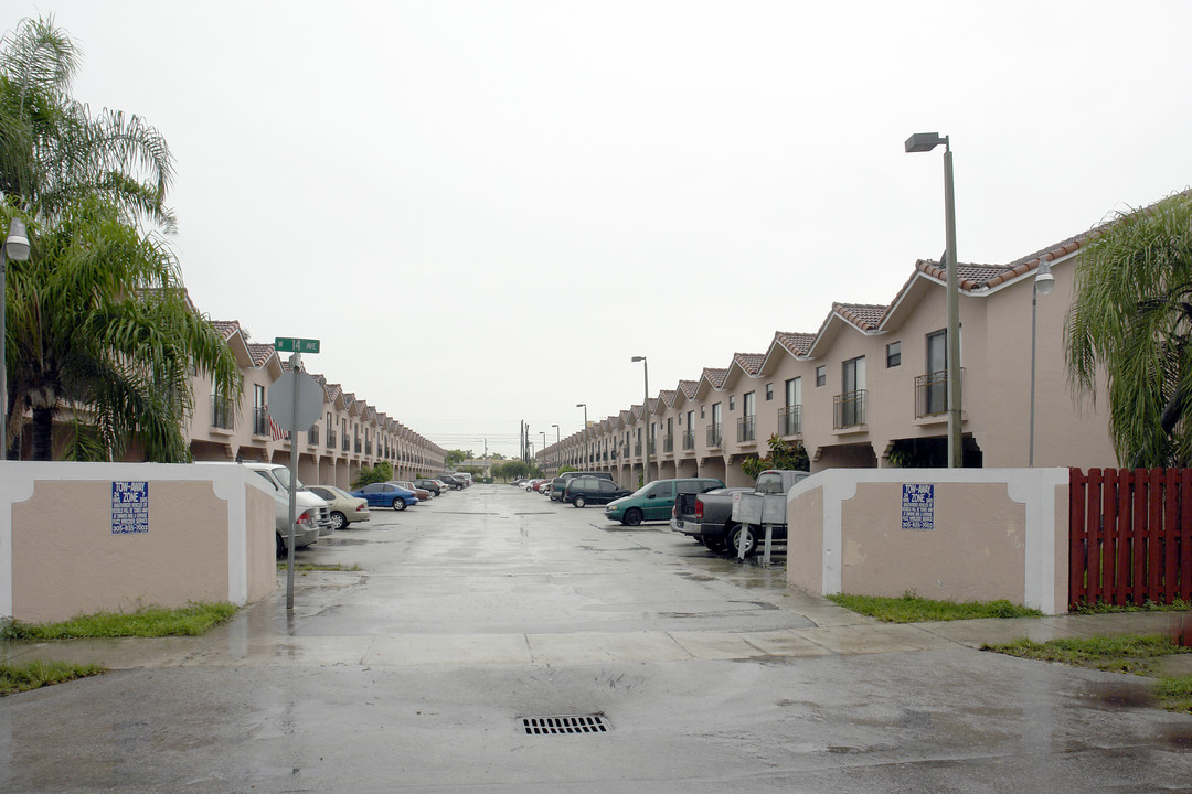 1400-1480 W 44th St in Hialeah, FL - Building Photo