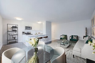 121 Minerva Ave in Toronto, ON - Building Photo