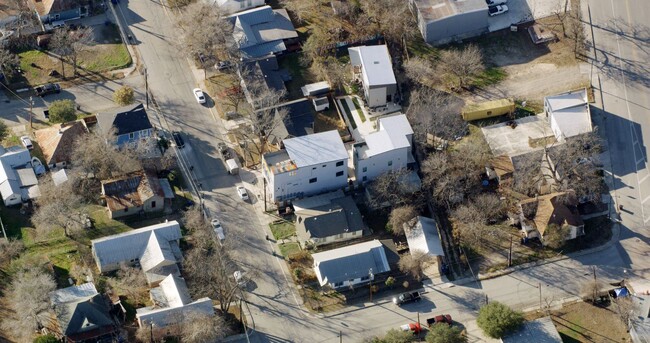 811 Montana St in San Antonio, TX - Foto de edificio - Building Photo