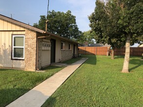 Countryside Apartments in Floresville, TX - Foto de edificio - Building Photo