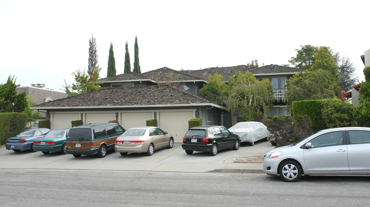 10284 Alpine Dr in Cupertino, CA - Foto de edificio