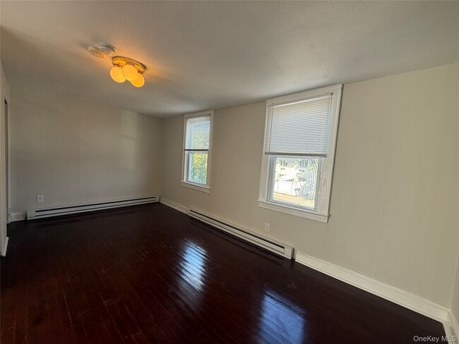 1 Birchwood Ave in Port Washington, NY - Building Photo - Building Photo