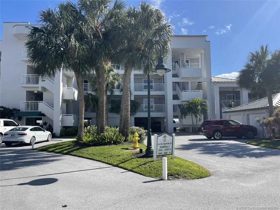 144 NE Edgewater Dr in Stuart, FL - Foto de edificio